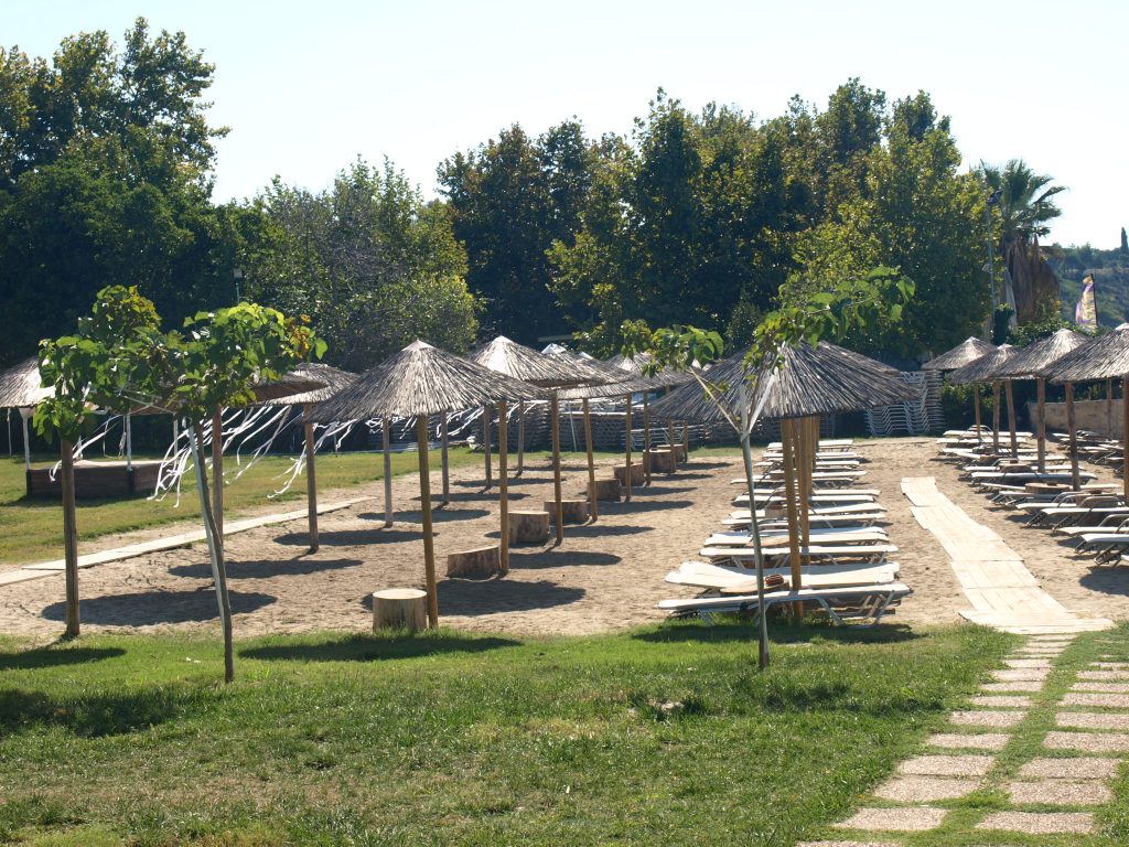 Κρυστάλλινα νερά, αμμουδερή ακτή